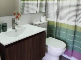 Hermoso Dpto con vista Lago y Volcanes，位于延基韦的酒店