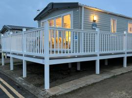 Stunning mini lodge with sea view，位于法利的酒店