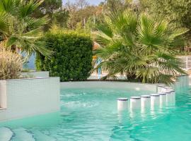 Camping Paradis Domaine de Gaujac，位于Boisset-et-Gaujac的酒店