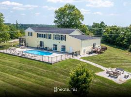Country Lodge for 18, With Pool and Pond, Near Ark，位于威廉斯敦的酒店