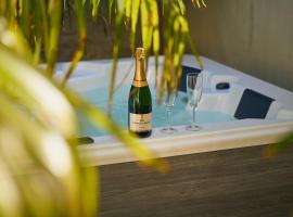 Suite atypique - Jacuzzi privatif, en centre ville de Cognac，位于科涅克的酒店