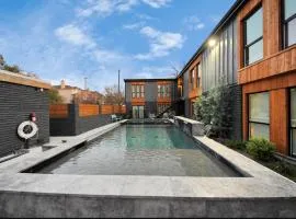 2BR Central Montrose apt with pool and in unit washer and dryer