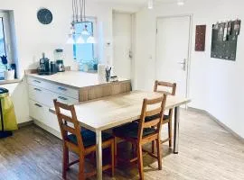 Moderne Wohnung mit großer Küche und Bad
