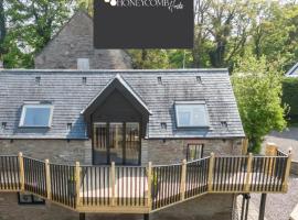 CORN FLOUR LODGE at PITKERRO MILL, 3 double bedrooms with TVs, 1 en-suite, 2 further bathrooms, fully equipped kitchen, large family dining area, FREE parking and WiFi, HOT TUB, private garden, short mid and longterm stays available with HONEYCOMB HOSTS，位于邓迪的酒店