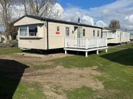 6 Beds 2 Sofa bed Family friendly - unlimited Wi-Fi, Warm, Cozy Sun decking Caravan at Seawick Holiday Park