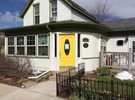 Charming Studio Apartment in the Heart of Golden