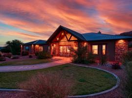 Dive Into Adventure Large Luxury Family Home in Kanab Pool Slide and Hot Tub，位于卡纳布的酒店