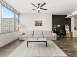 Modern Downtown City View High-Rise with Balcony, Gym, Pool, Free Parking 7th Floor