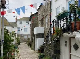 Ideally located cottage in Downalong St Ives