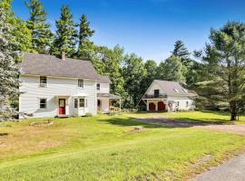 Entire Rustic Farmhouse minutes from Jay Peak，位于Jay的酒店