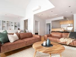 Luxury Waterfront Stay，位于朗塞斯顿的酒店