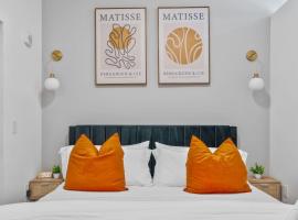 OTR King Bed Free On Site Parking Gym Pool Club Room，位于辛辛那提的酒店