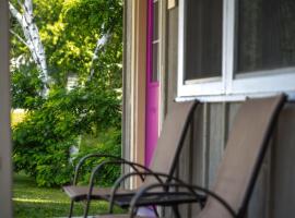 Lumber Jill Lodge 17 King Bed Retreat，位于Balsam Lake的酒店