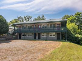 LumberJill Lodge 14 Two Cozy Queen beds，位于Balsam Lake的酒店
