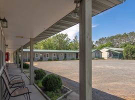 Lumber Jill Lodge 18 Cozy King Room，位于Balsam Lake的酒店