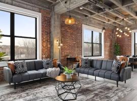 Lofts at Kearny - Rustic Chic 1-3BR Lofts with Quick NYC Access & On-Site Gym，位于Kearny的酒店