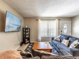 Spacious 3 BR Near NAS Jax l BBQ WiFi DirecTV，位于橘园的酒店