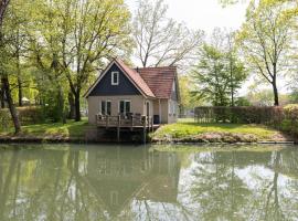 Landhuis met sauna op mooi park aan het water，位于韦斯特博克的酒店