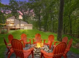 Secluded Cabin, Jacuzzi, Pool Table, King Bed & Fire Pit