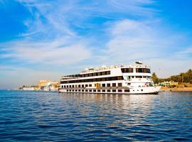 Nile Cruise Luxor 4 nights Aswan 3 nights，位于卢克索卢克索国际机场 - LXR附近的酒店