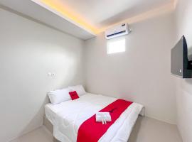 RedDoorz Syariah near Alun-Alun Tanjunganom Nganjuk，位于Warujayeng的酒店
