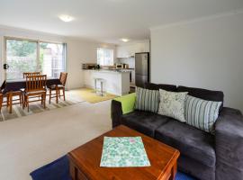 Entire 2BR sunny house @Franklin, Canberra，位于堪培拉的带按摩浴缸的酒店