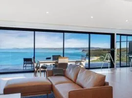 'Spectacular Ocean Views' by HolidayCo