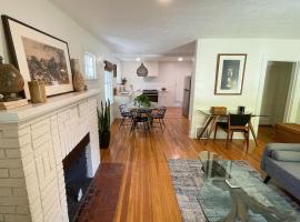 Parkside Bungalow steps away from Manito Park，位于斯波坎的酒店