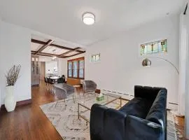 Charming Oak Park 4BD 3,5BA and 2 Private Parking home