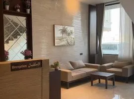 مجمع الملكة بصامطة شقة من غرفتي نوم فندقية فخمة وبتصميم راقي يلبي جميع احتياجات الضيوف