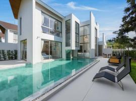 Wallaya Pool Villa With 3 Bedrooms Near Laguna by TropicLook，位于Ban Phak Chit的酒店