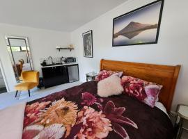 Tranquil Guest Suite New Plymouth，位于新普利茅斯的酒店