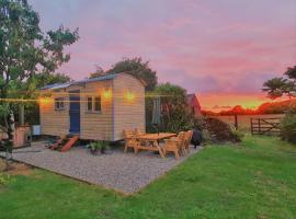 Cornwall Luxury Hot Tub Huts，位于卡姆尔福德的酒店