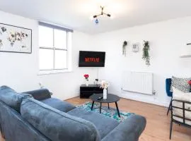 Cozy 2 Bed Apartment in City Centre-Free Parking
