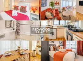 PREMIUM SERVICED APARTMENT IN BASINGSTOKE TOWN CENTRE WITH FREE PARKING, FREE WiFi AND NETFLIX, PERFECT FOR BUSINESS STAYS, FAMILIES, RELOCATIONS, EXTENDED STAYS, AND EMERGENCY ACCOMMODATION by REDWOOD STAYS