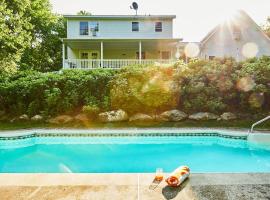 Beautifully Designed 4BR Home Heated Pool HotTub，位于Valatie的酒店