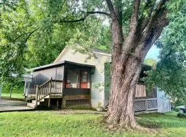 Steps away from PF parkway, pet friendly, hot tub!