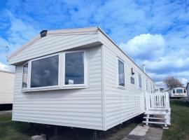 BRIGHT MODERN CARAVAN with PARTIAL VIEWS OF FLEET LAGOON HAVEN LITTLESEA HOLIDAY PARK，位于韦茅斯的酒店