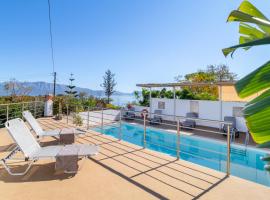 Villa Oasis in Nikiana - Sleep 6 - Pool - Hot Tub，位于尼基亚娜的酒店