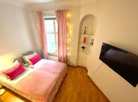Pink Gem, Kamppi