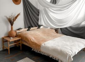 Boho Living at Apeiron Studio，位于切申的酒店
