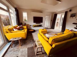 Lowestoft 2-bed Bungalow With Hot Tub & Spa Pool，位于洛斯托夫特的酒店