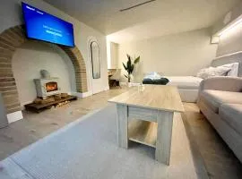 A2 HighTown Apartment, Steps from Luton Train Station