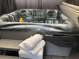 Secret Gem 1 Bed Garden Flat Private Luxury Hot Tub