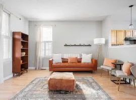 Cozy Downtown Escape Hot tub and Modern Touches