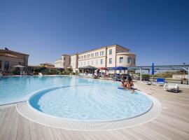 Residence sul mare all'interno del parco naturale con piscina，位于加兰布鲁恩的酒店