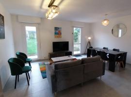 Maison de ville proche de tout, 5min du centre ville & 20min de la plage，位于坎佩尔的酒店