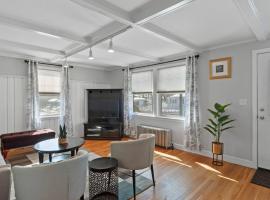 Charming Family Retreat MA, NH，位于梅休因的酒店