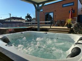 Sublime Tiny House avec piscine et jacuzzi priv&eacute; pr&egrave;s de Braga，位于Bico的小屋