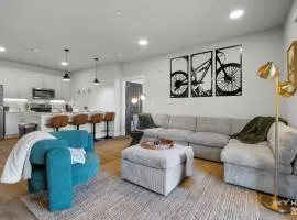 Deluxe 2BR Near Amp, Bike Culture & Walmart wPool